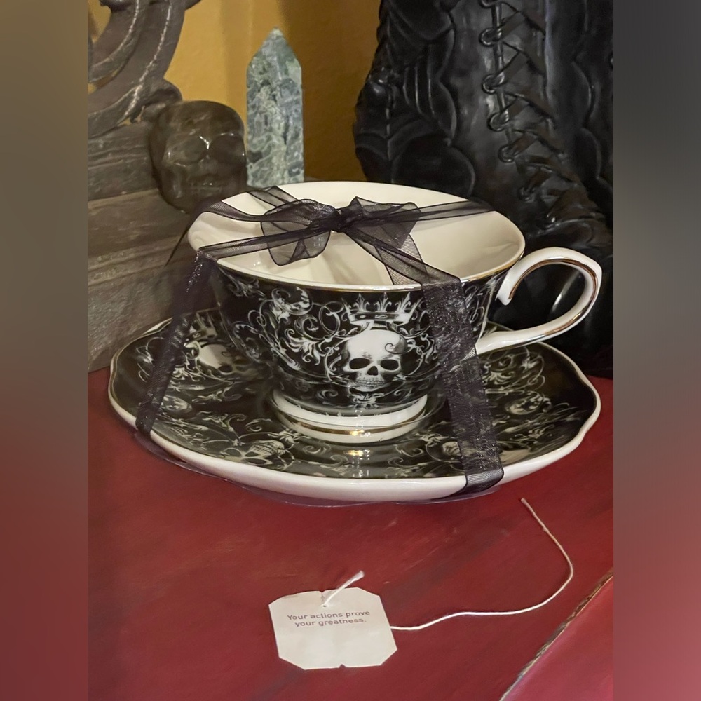 PARK CHATEAU *Last 1* NEW Crowned Skull Gothic Teacup And Saucer Set